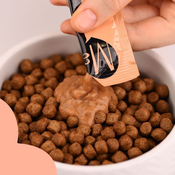 Ласощі кремові для котів Mavsy Creamy superfood SALMON AND TUNA FILLET WITH ALFALFA AND SPLASHED OF CATNIP FOR CATS у вигляді тунцево-лососевого крем супу з квітучою люцерною та вкрапленнями котячої м'яти, 15 г (5 шт) MAVSY06 фото